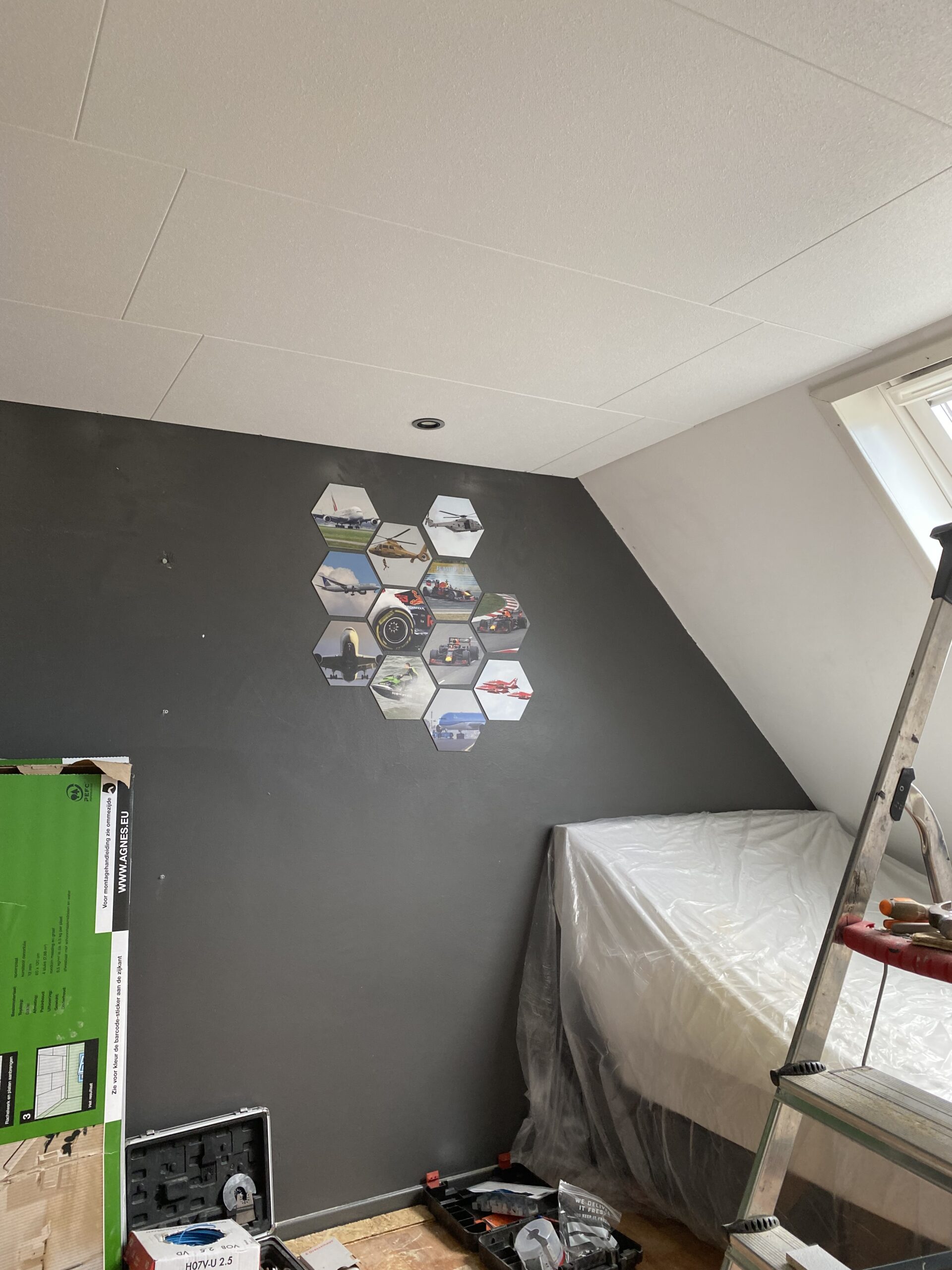 Foto van verlaagd plafond met spotjes na verbouwing