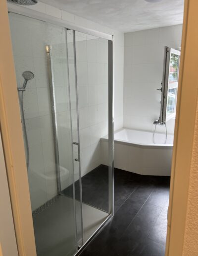 Foto badkamer met bad, inloopdouche en toilet voor verbouwing