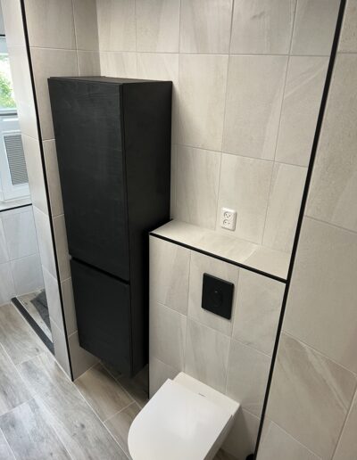 Foto toilet en zwarte kast na verbouwing badkamer
