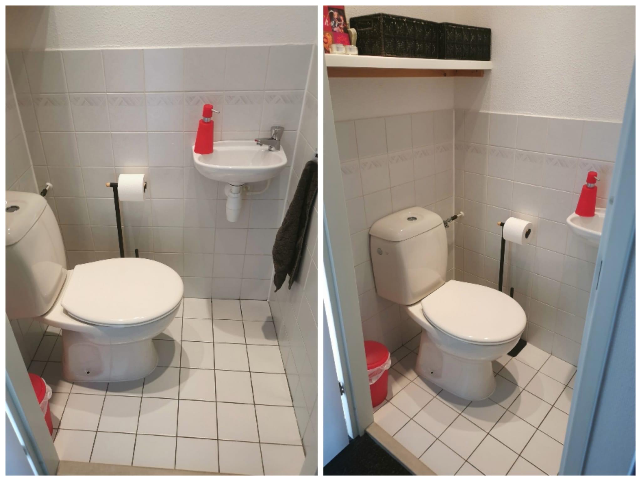 Foto van toilet voor verbouwing (wit toilet, grijze tegels)