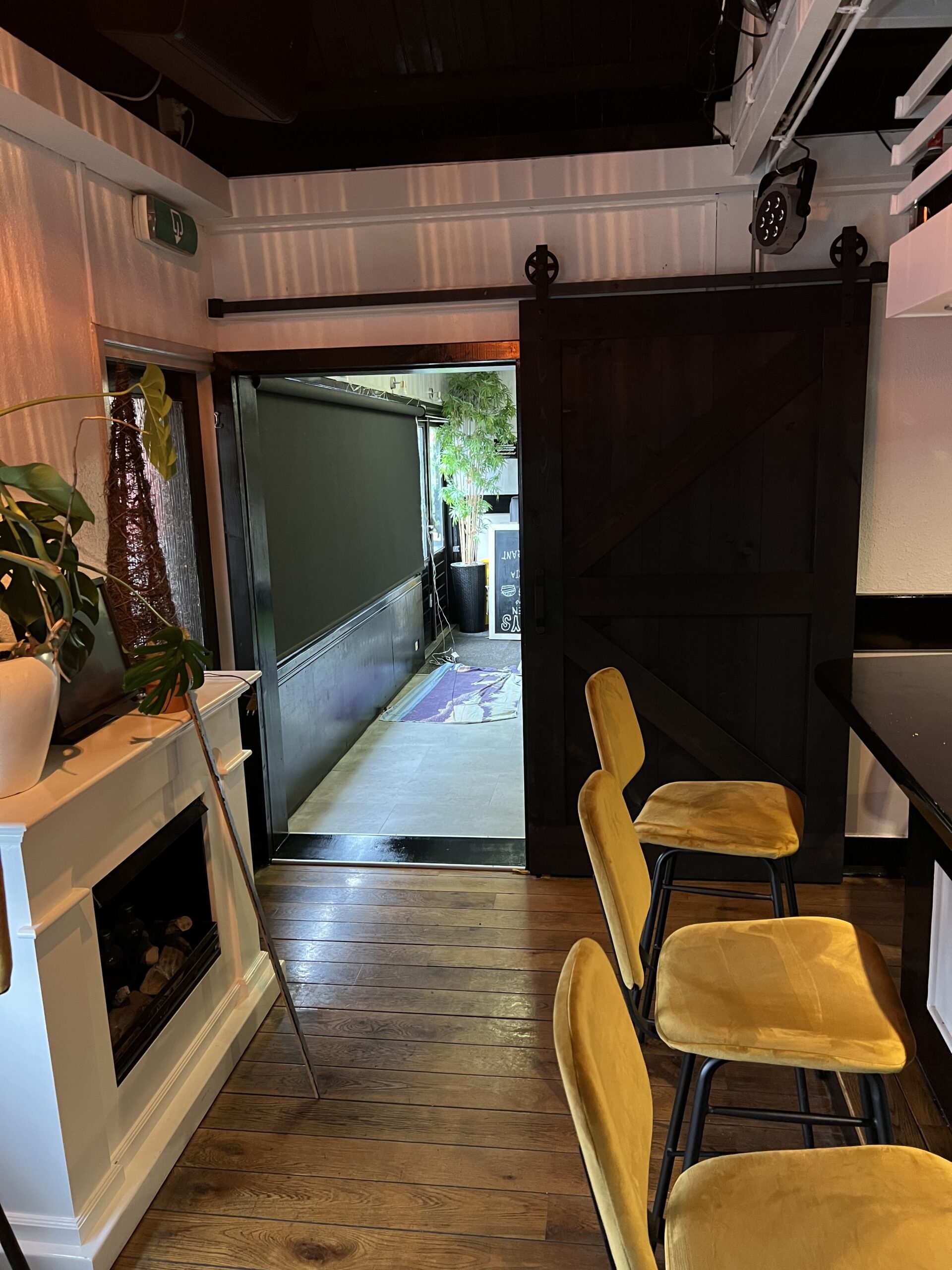 Zwarte houten schuifdeur op maat gemaakt