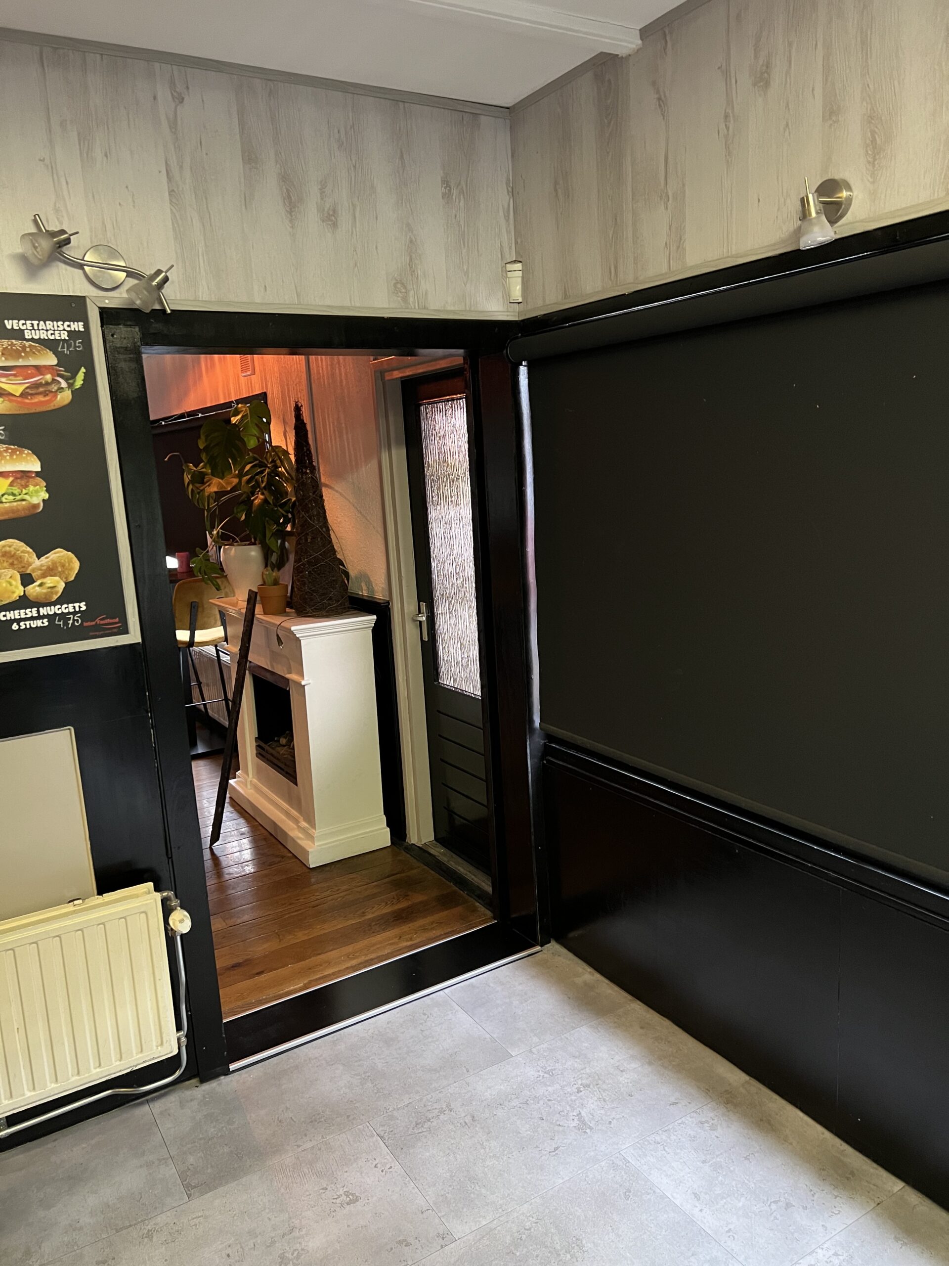 Ruimte met een zwarte houten schuifdeur op maat