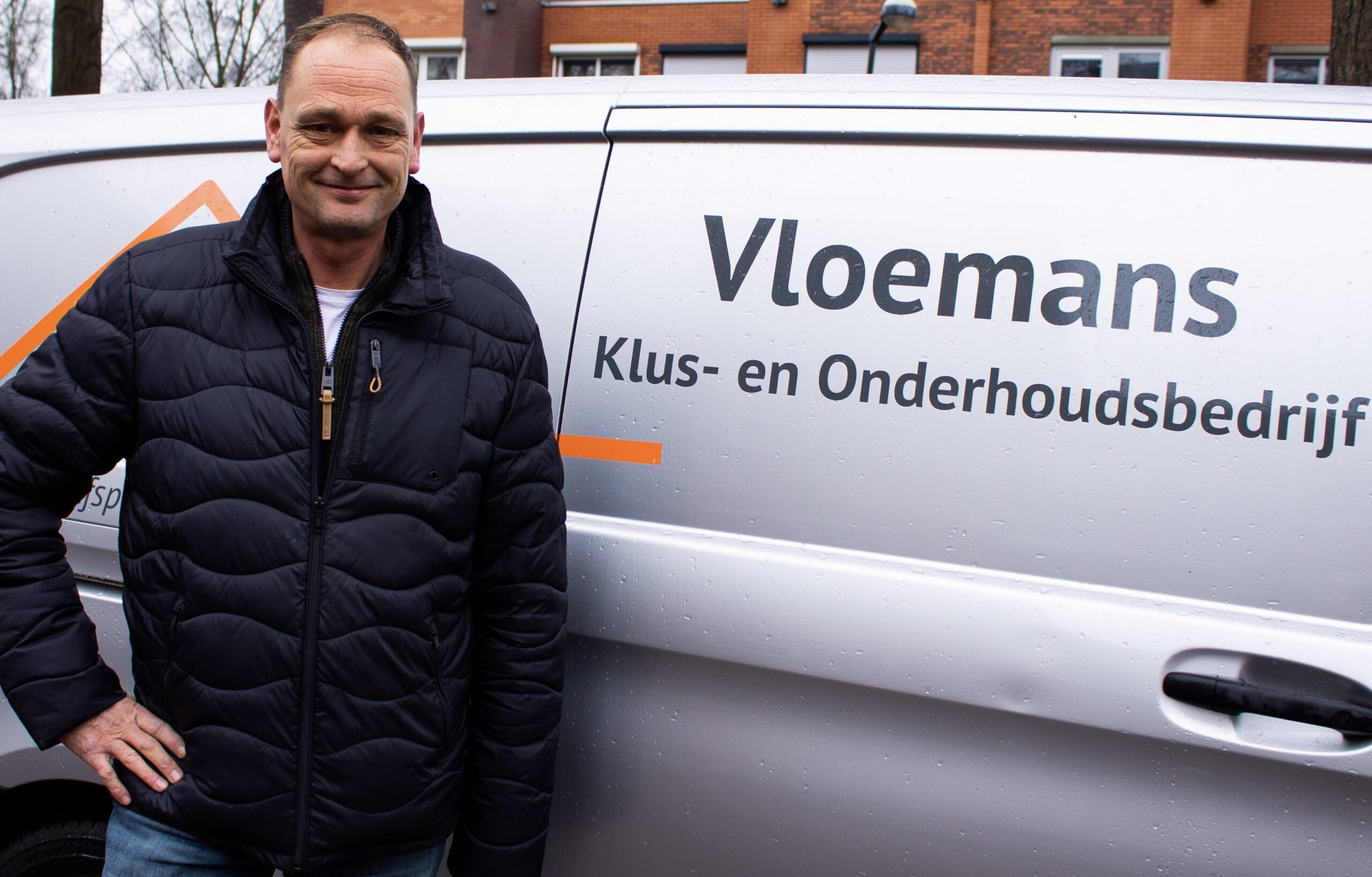 Vloemans Klusbedrijf: Jurgen bij zijn bus.
